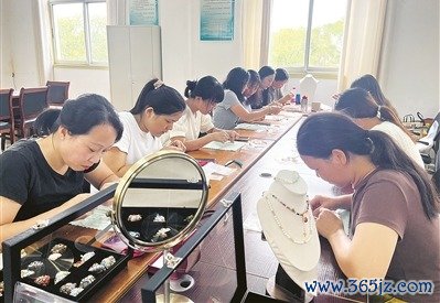 军嫂们在“夏日绽放·巧手芳华”拥军手工班学习制作胸针等手工制品配资平台合规性。刘彩霞摄
